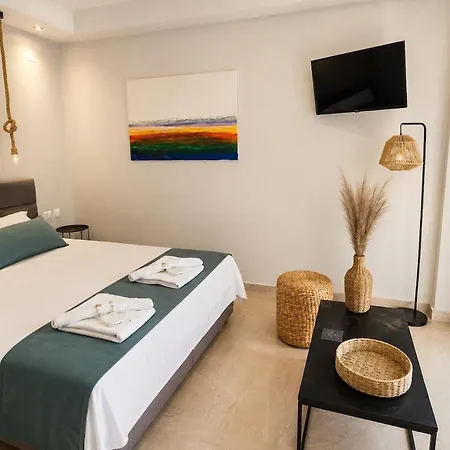 Nino Suite, Pyrgos